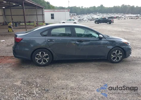 2021 Kia Forte Lxs z USA, uszkodzony, nr VIN 3KPF24AD7ME350378
